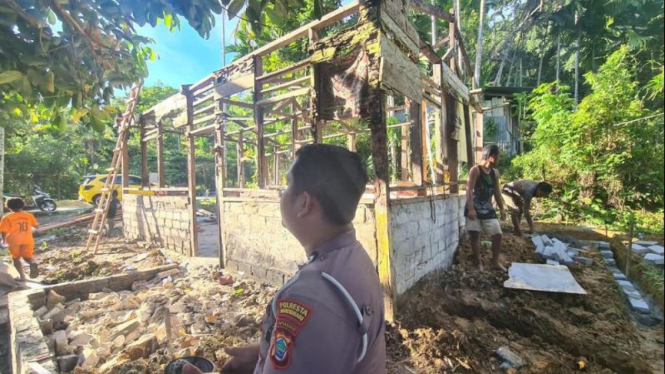 Polresta Manokwari gelar bedah rumah warga kurang mampu.