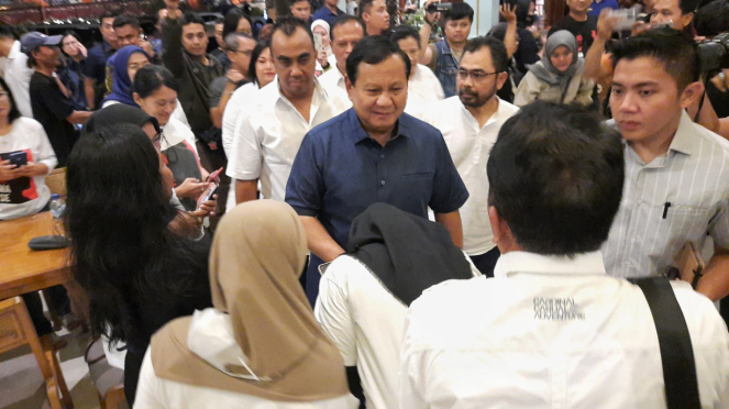 Calon Presiden Prabowo Subianto bertemu dengan relawan Gibran dan Jokowi di Solo.