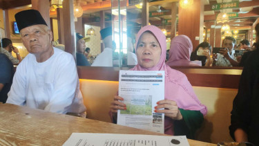 Munaroh, korban mafia tanah menunjukkan lahannya diserobot kooporasi di Jakbar