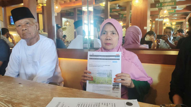 Munaroh, korban mafia tanah menunjukkan lahannya diserobot kooporasi di Jakbar