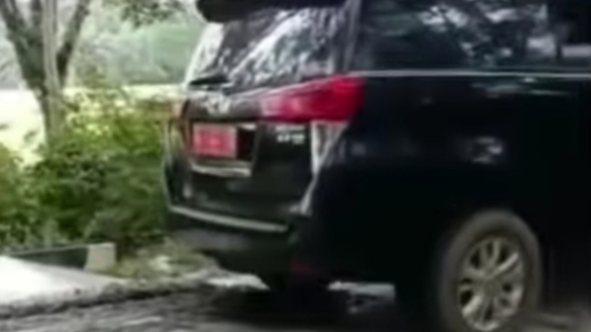Mobil Pelat Merah di Sumsel Lindas Jalan yang Baru Dicor