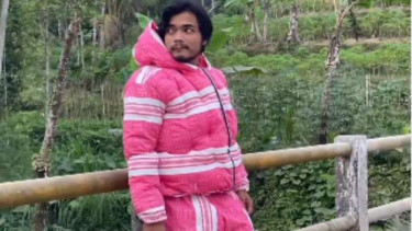Anam Pria Magelang Pakai Baju dari Kasur Kapuk