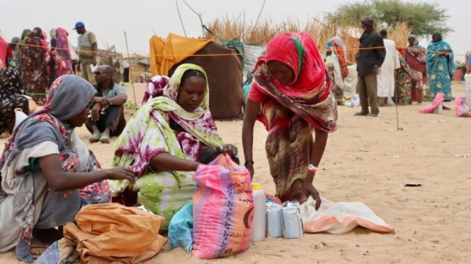 Warga Sudan menerima bantuan pangan dari Program Pangan Dunia.