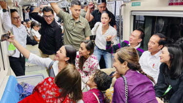 Para Artis Jajal LRT Bareng Presiden Joko Widodo