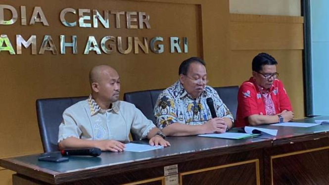 Hakim Agung dan Juru Bicara Mahkamah Agung RI Suharto (tengah) konferensi pers di Media Center MA RI, Jakarta, Kamis, 10 Agustus 2023.