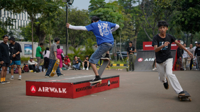 Skateboard.