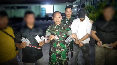 VIVA Militer: Dandim Majalenka, Letkol Inf Danang perlihatkan barang bukti.