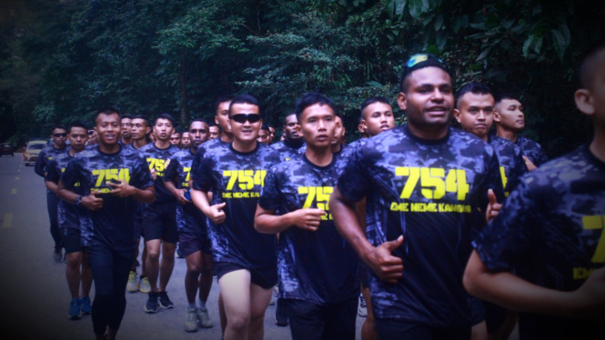 VIVA Militer: Pasukan Yonif Raider 754/ENK Kostrad di Kuala Kencana.