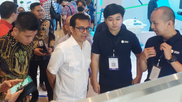 Wamenkominfo Nezar Patria (kemeja putih).