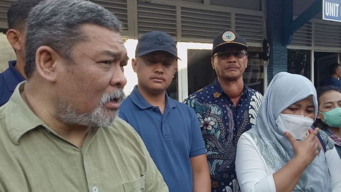 Putra mahkota Keraton Solo KGPAA Hamengkunegoro Sudibya Rajaputra Narendra Mataram (bertopi) dan ibu korban (kanan).