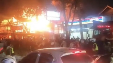  Kebakaran Besar melanda rumah makan di Gandaria dan hanguskan ratusan motor.