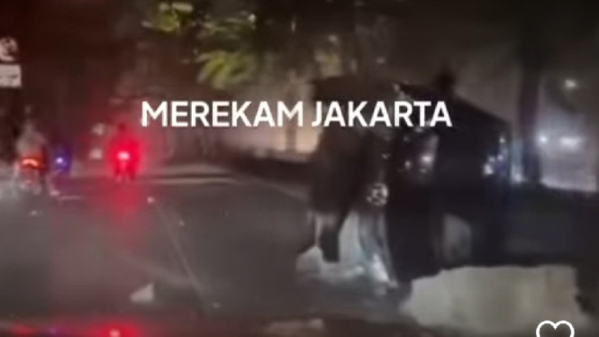 Mobil Terbalik Nabrak Separator Busway