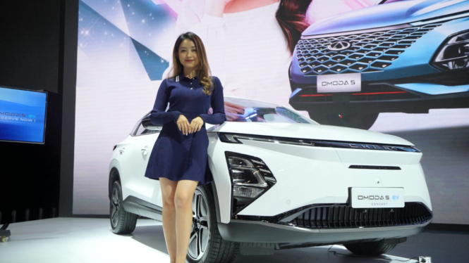 Natasha Wilona di booth Chery GIIAS 2023