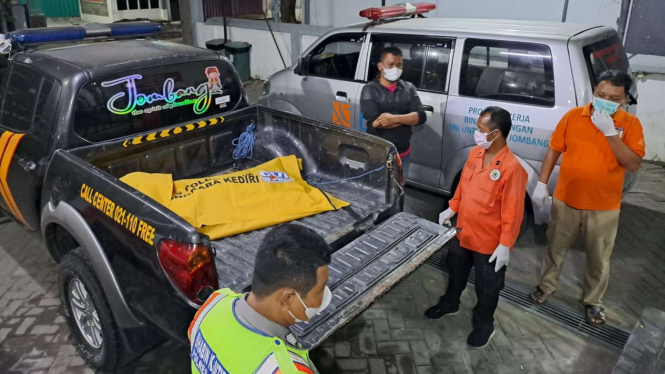 Jenazah korban mutilasi saat dievakuasi ke kamar mayat RSUD Jombang.