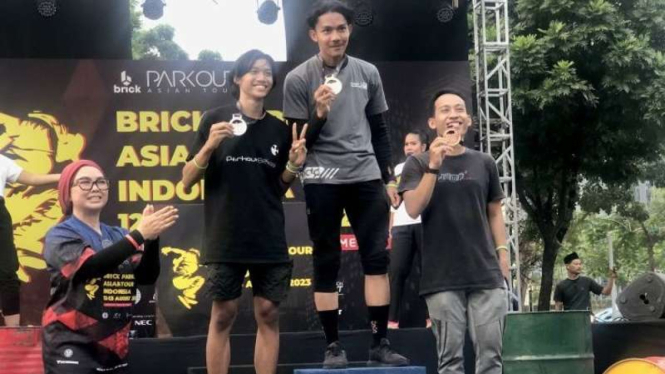 Pemenang Speed Male Championship Luthfi Rahman (tengah) di Parkour Asian Tour