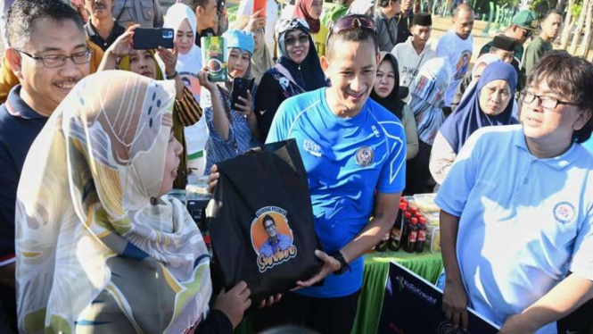 Menparekraf Sandiaga Uno memberikan bantuan UMKM dan sembako murah