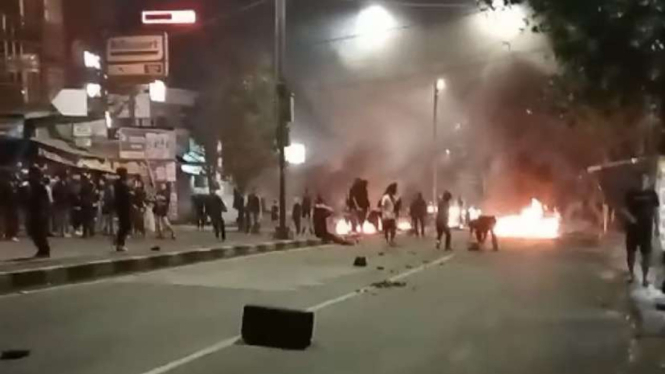 Bentrok Polisi dan Warga di Dago, Bandung, Jawa Barat