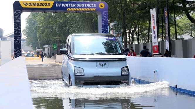 Wuling Air ev melewati water track di area test drive GIIAS 2023