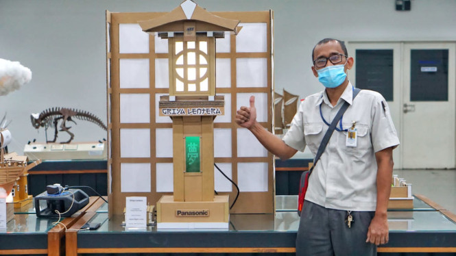 Limbah kardus disulap menjadi karya seni.