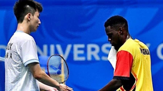Amos Muyanja mendapatkan raket 