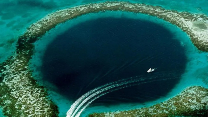 Black hole atau lubang hitam di lautan.