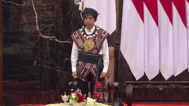 Presiden Jokowi kenakan pakaian adat Tanimbar.