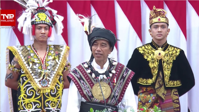 Kompol Syarif Muhammad Fitriansyah kenakan baju adat Dayak