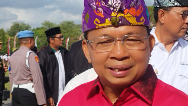 Guberbur Bali, Wayan Koster