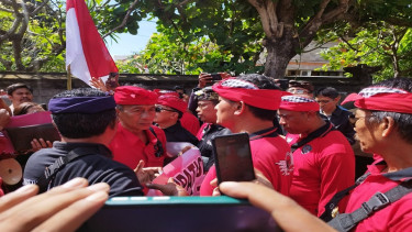 Aksi ribuan simpatisan PDIP Kecamatan Kediri, Kabupaten Tabanan di DPD PDIP Bali