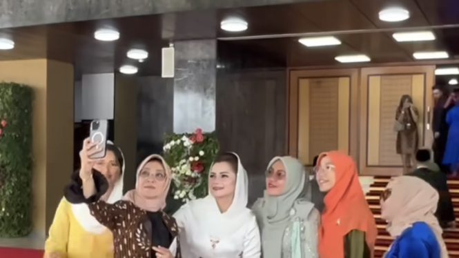 Novita Wijayanti dan Para Anggota DPR