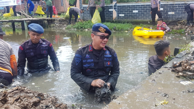 Dansat dan Wadansat Brimob Jambi bersihkan sampah