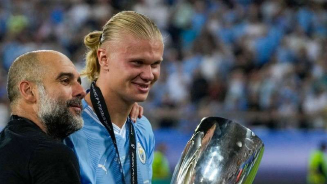 Manajer Manchester City Pep Guardiola dan Erling Haaland juara Piala Super Eropa