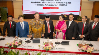Menteri PUPR Basuki Hadimuljono dan Menteri Keuangan Sri Mulyani yang mengenakan baju pink. (tengah)