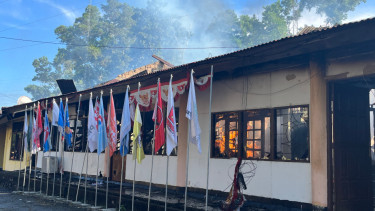 Jelang upacara HUT RI ke-78, Kantor KPU Kabupaten Jayapura ludes terbakar.