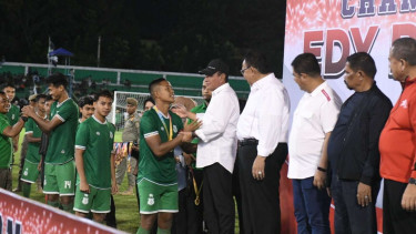 Gubernur Sumut Edy Rahmayadi memberikan medali juara PSMS Medan