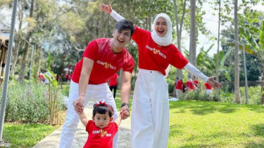 Pose Teuku Ryan dan Ria Ricis bersama sang putri, Moana dalam momen lomba 17-an