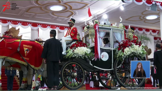 Bendera Sang Merah Putih Dibawa Kembali ke Cawan Monas dengan Kereta Kencana.