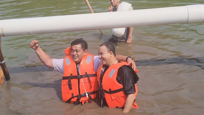 Anies Baswedan ikut lomba adu gebuk bantal di waduk Lebak Bulus, Cilandak, Jakarta Selatan.