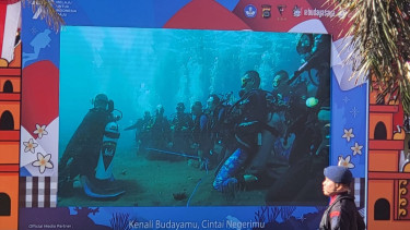 Pengibaran bendera merah putih bawah laut di Tulamben, Bali.