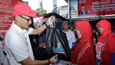 Menparekraf Sandiaga Uno memberikan sembako murah dan modal usaha