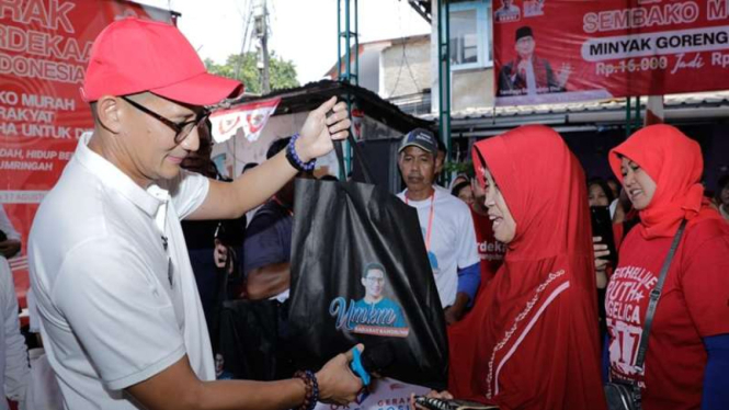 Menparekraf Sandiaga Uno memberikan sembako murah dan modal usaha