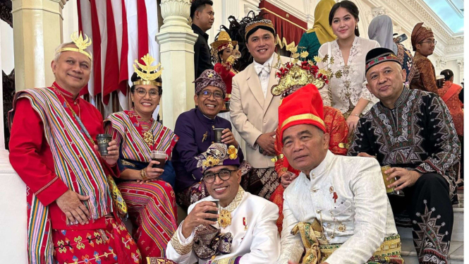 Para Menteri asik ngopi ngedeprok di tangga Istana