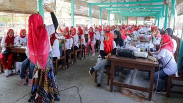 Pelatihan membuat makanan khas Ledre untuk Emak-Emak Bojonegoro