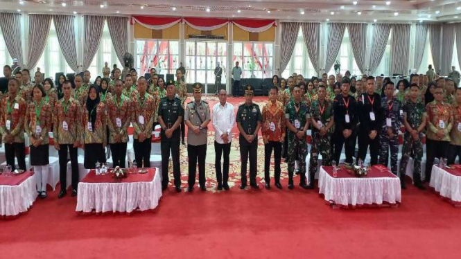 Gubernur Sumut, Edy Rahmayadi bersama anggota Paskibra Sumut.