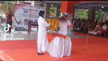 Plt Bupati Malteng Muhamat Marasabessy saat salah memberi bendera