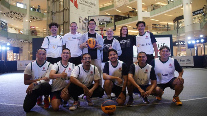 Dion Wiyoko dan sejumlah artis tanding basket.