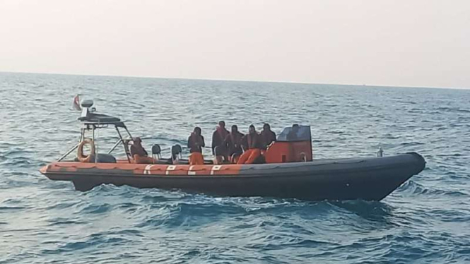 Pencarian korban kapal tenggelam.