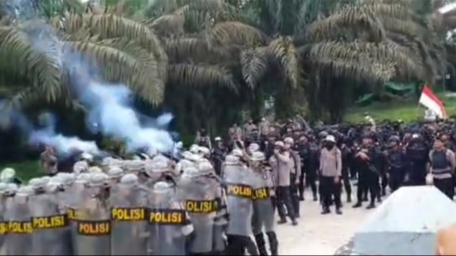 Bentrok karyawan perkebunan sawit dengan aparat di Bengkayang Kalbar