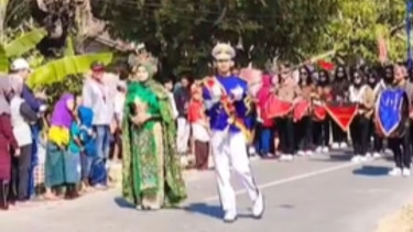 Seorang Wanita Pingsan setelah Kepalanya Tertimpa Tongkat Mayoret