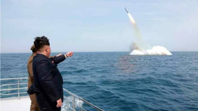 VIVA Militer: Kim Jong-un menyaksikan uji coba rudal balistik Korea Utara